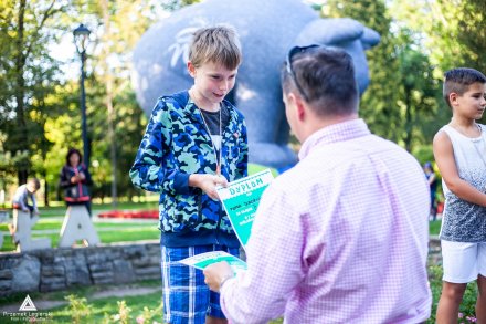 Ceremonia wręczenia nagród na podium przez Burmistrza Miasta Wisła